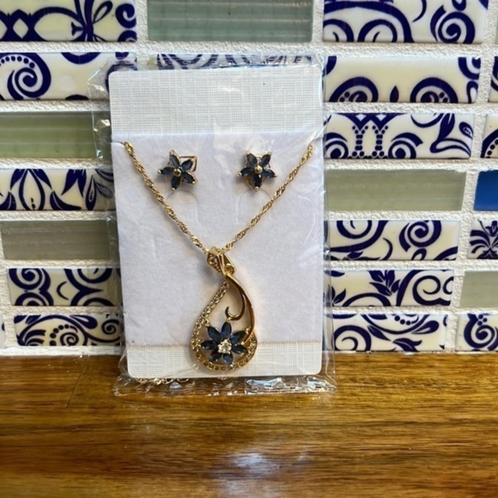 New in package floral necklace and earring set‎
